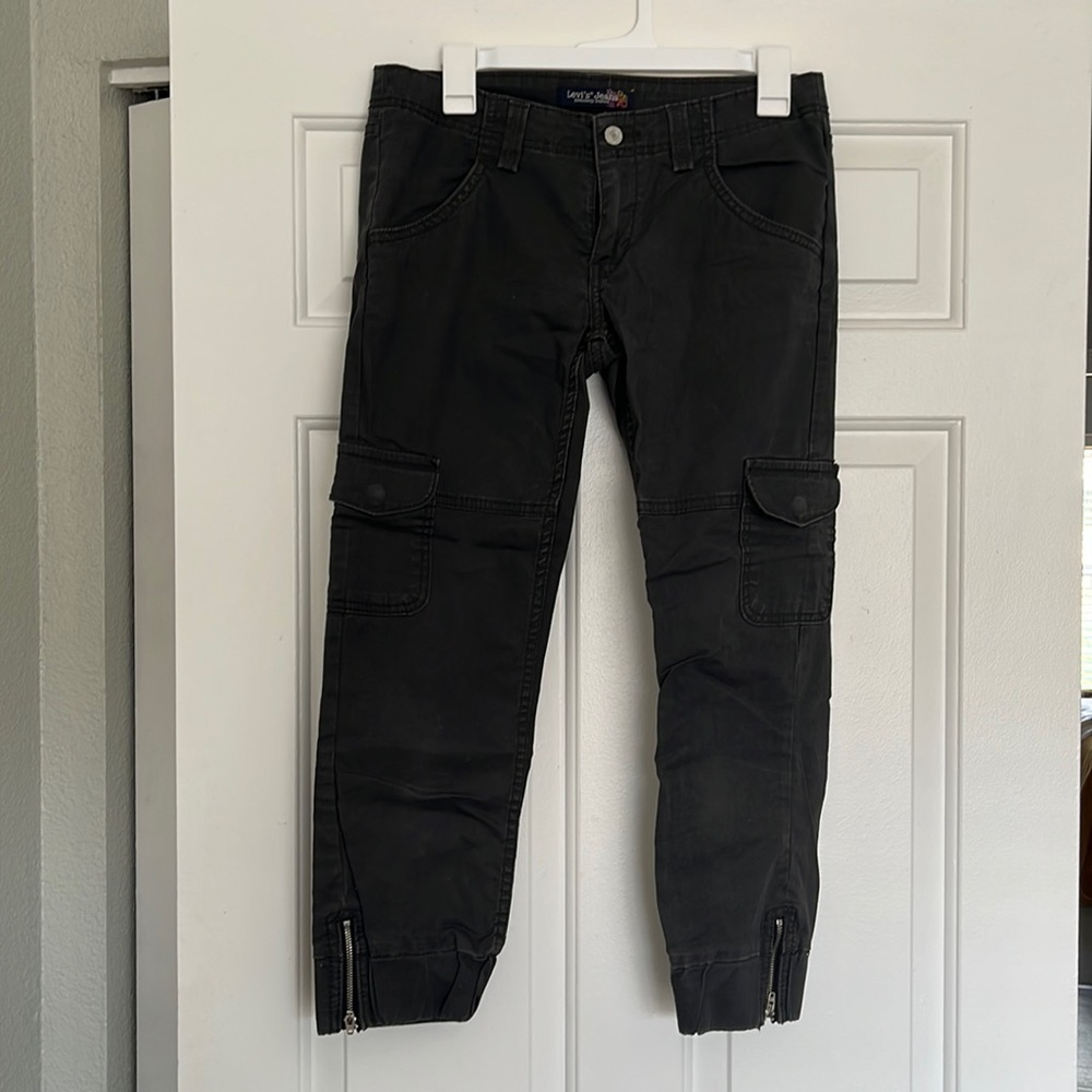 Levi’s juniors black cargo pant, size 7